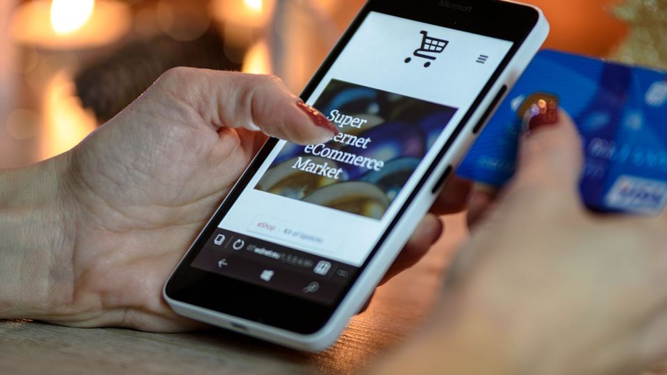 Ako získať recenzie na Google: zákazník hodnotí prevádzku hviezdičkami v mobile