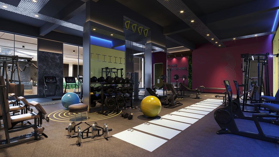 Moderné fitness centrum s činkami, loptami a cvičebnými strojmi, web pre fitness